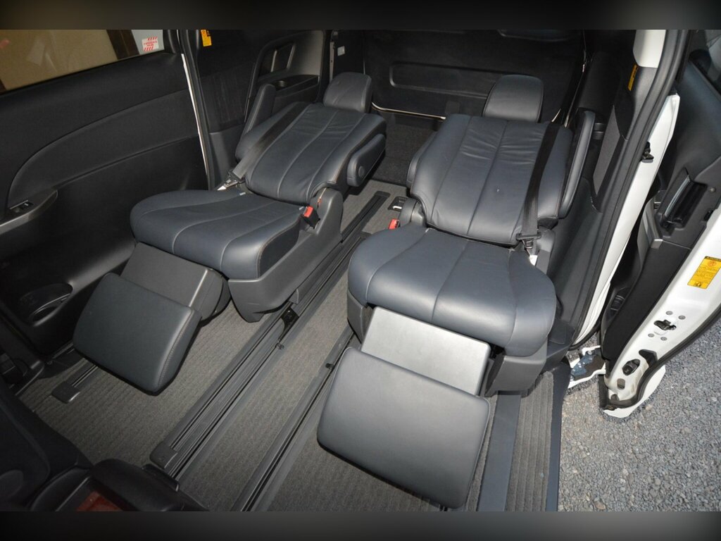 Toyota Estima Hatchback Black #32