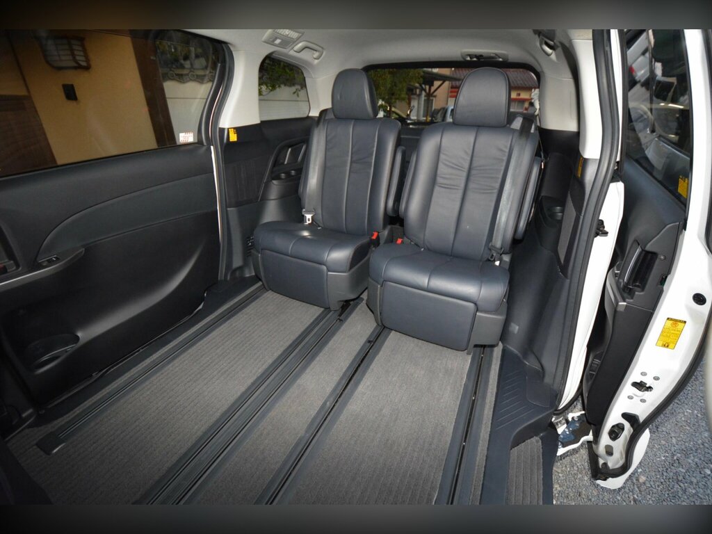 Toyota Estima Hatchback Black #30