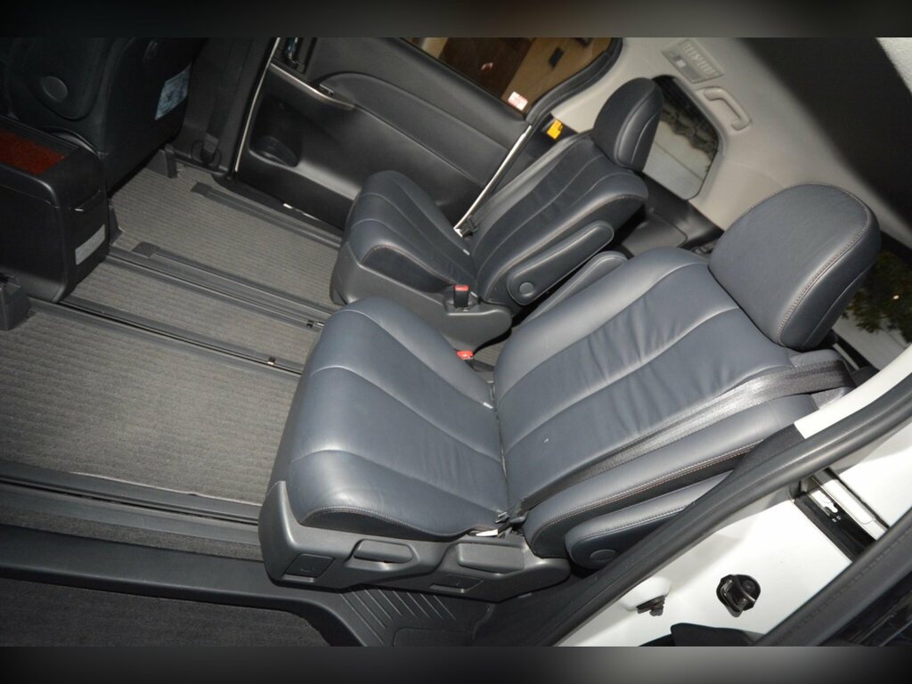Toyota Estima Hatchback Black #35