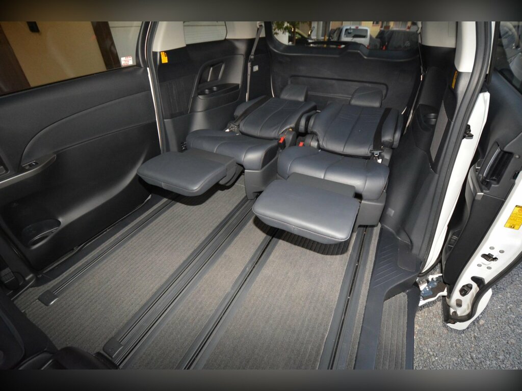 Toyota Estima Hatchback Black #31