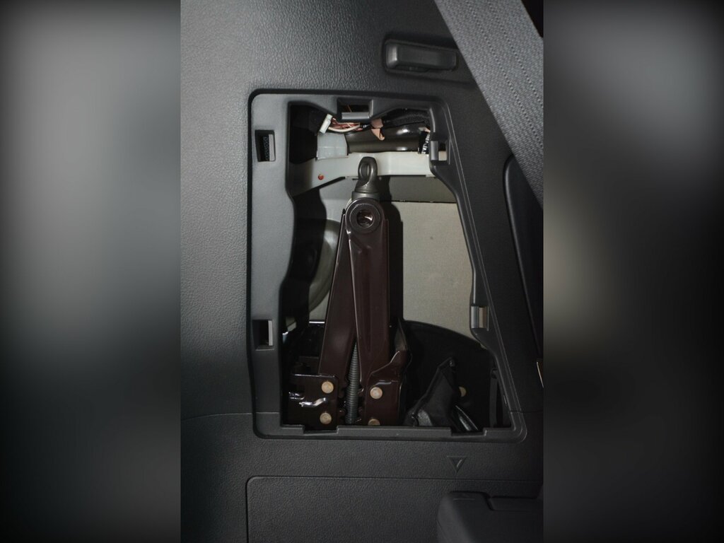 Toyota Vellfire 2.4 Hybrid White #47