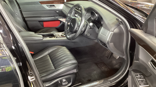 Jaguar XF 2.0 Portfolio Black #6