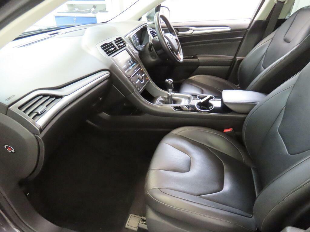 Ford Mondeo Hatchback Silver #8