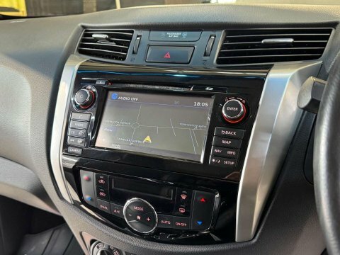 Nissan Navara 2.3 Dci Tekna 4X4 Shr Dcb 190 Bhp Silver #52