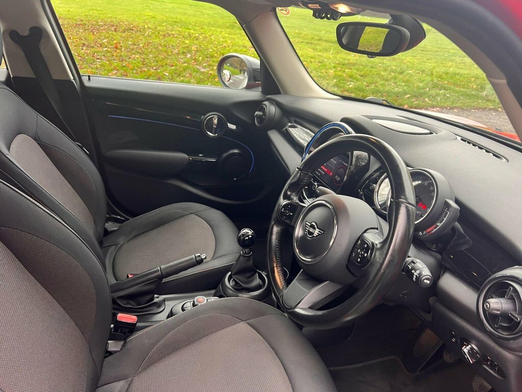 Mini Hatch 1.5L Cooper Classic YC71WVP Red #2