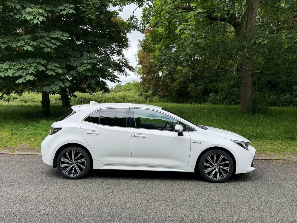 Toyota Corolla 1.8L Design FA21UZX White #3
