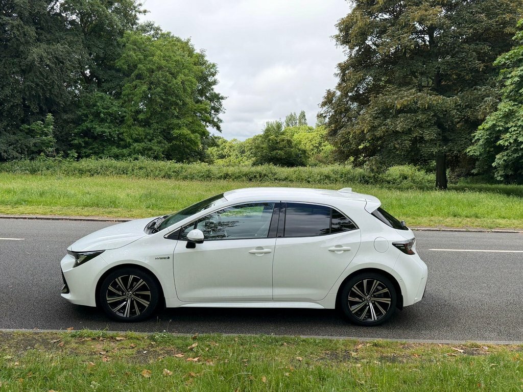 Toyota Corolla 1.8L Design FA21UZX White #4