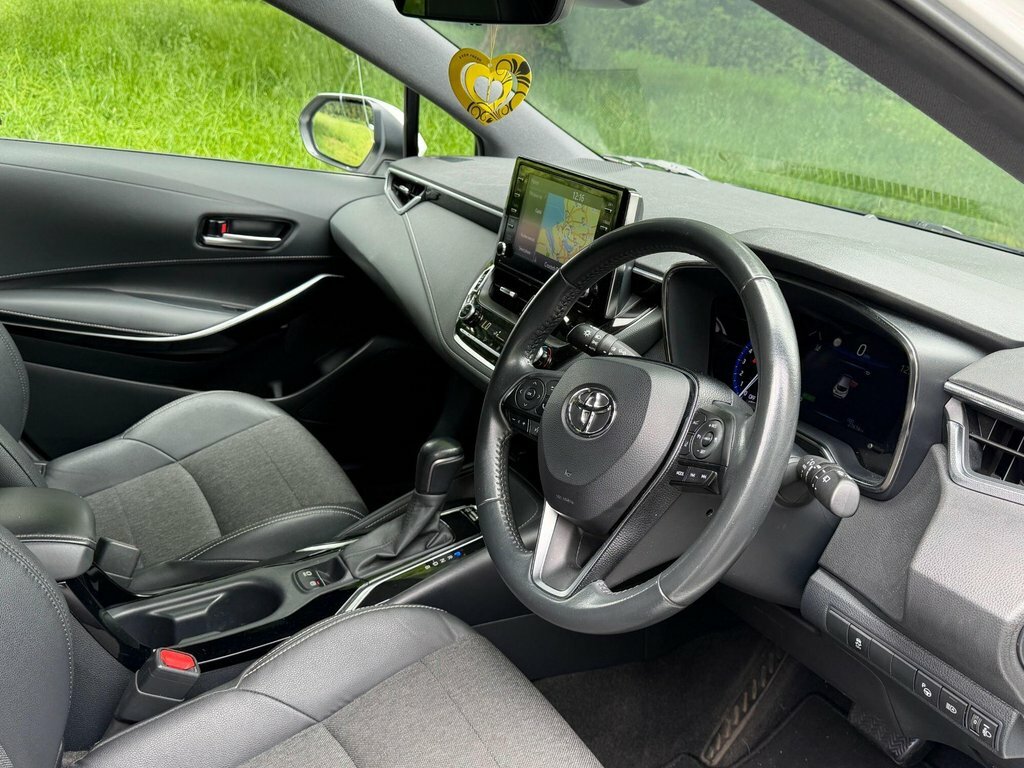 Toyota Corolla 1.8L Design FA21UZX White #2