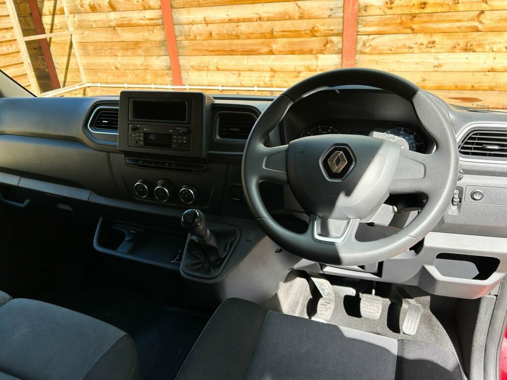 Renault Master 2.3L Advance Red