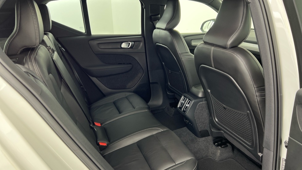 Volvo XC40 R-design Pro, B4 Awd Mild Hybrid YL22OMA White #6