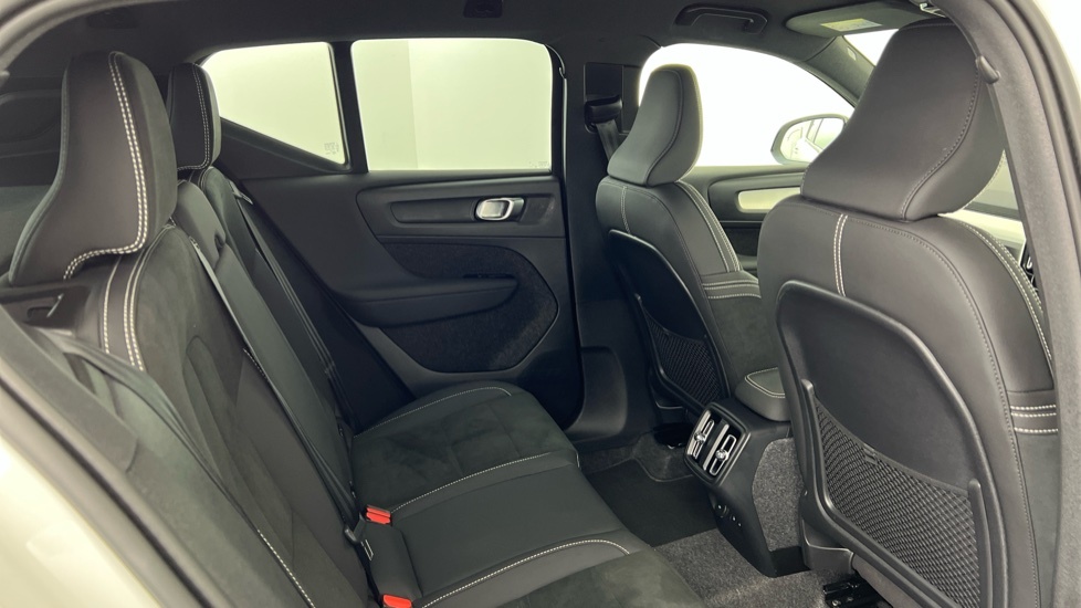 Volvo XC40 Plus, B3 Mild Hybrid, Dark OW75UAE White #6