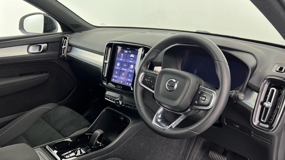 Volvo XC40 Plus, B3 Mild Hybrid, Dark OW75UAE White #4