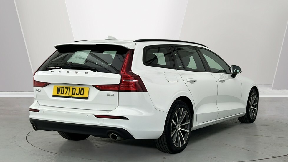 Volvo V60 Momentum, B3 Mild Hybrid White #2
