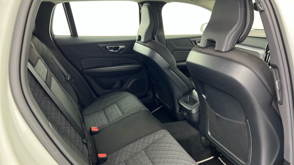 Volvo V60 Momentum, B3 Mild Hybrid White #6