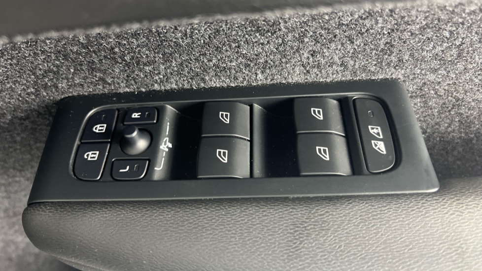 Volvo XC40 B4 P Plus Dark Park Camera, Heated Seats, Apple  #24