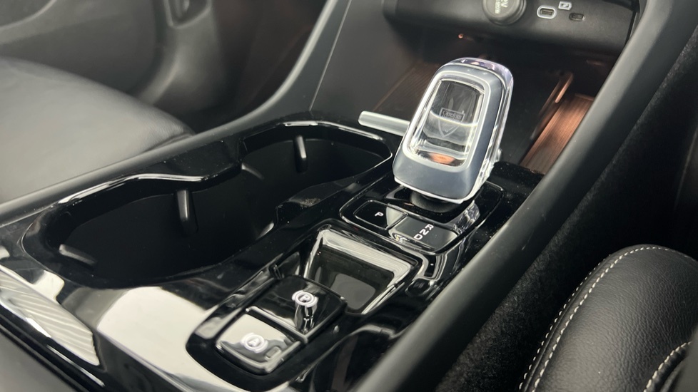 Volvo XC40 B4 P Plus Dark Park Camera, Heated Seats, Apple  #25