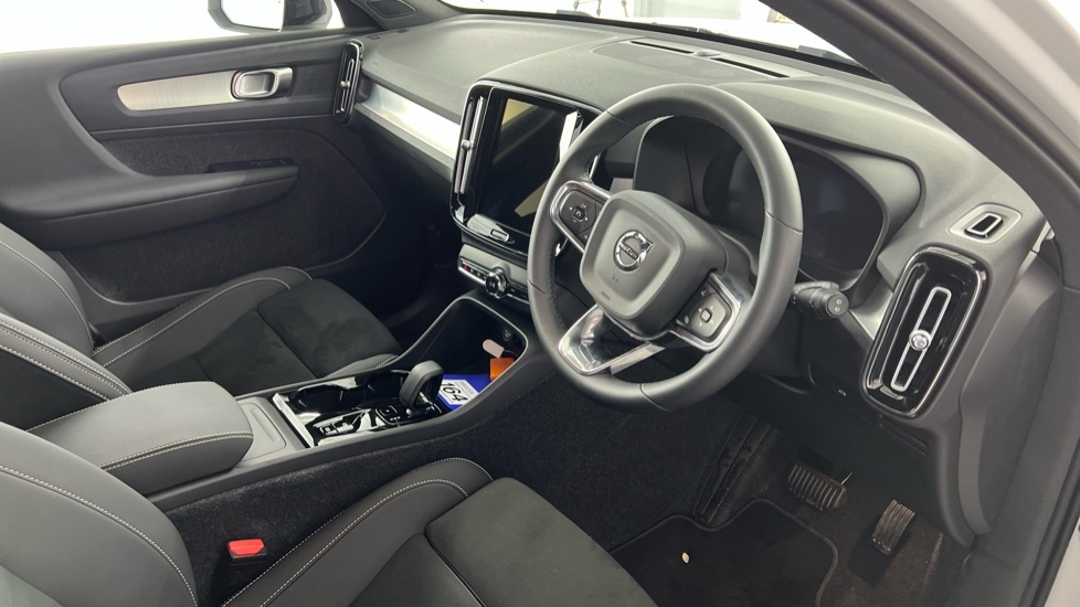 Volvo XC40 Plus, B4 Mild Hybrid, Dark OX25CGZ White #4
