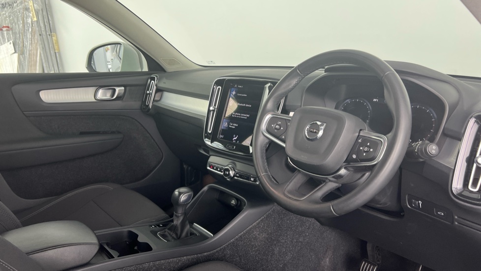 Volvo XC40 Momentum, T3 White #4