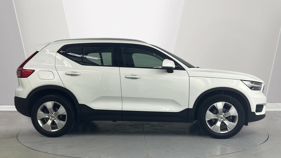 Volvo XC40 Momentum, T3 White #3