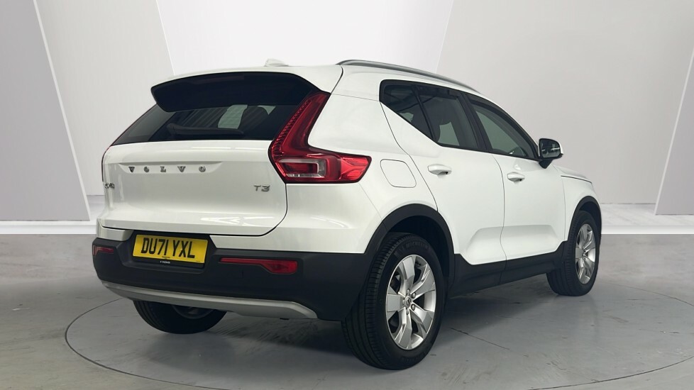 Volvo XC40 Momentum, T3 White #2