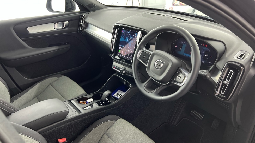 Volvo XC40 Core, B3 Mild Hybrid, Black #4