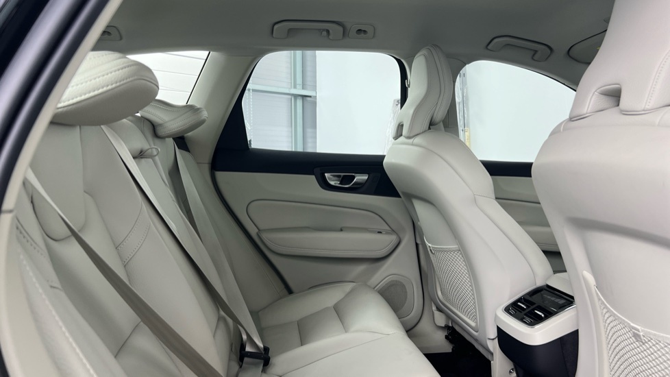 Volvo XC60 Plus, B4 Mild Hybrid, Dark AY23FSV Black #6