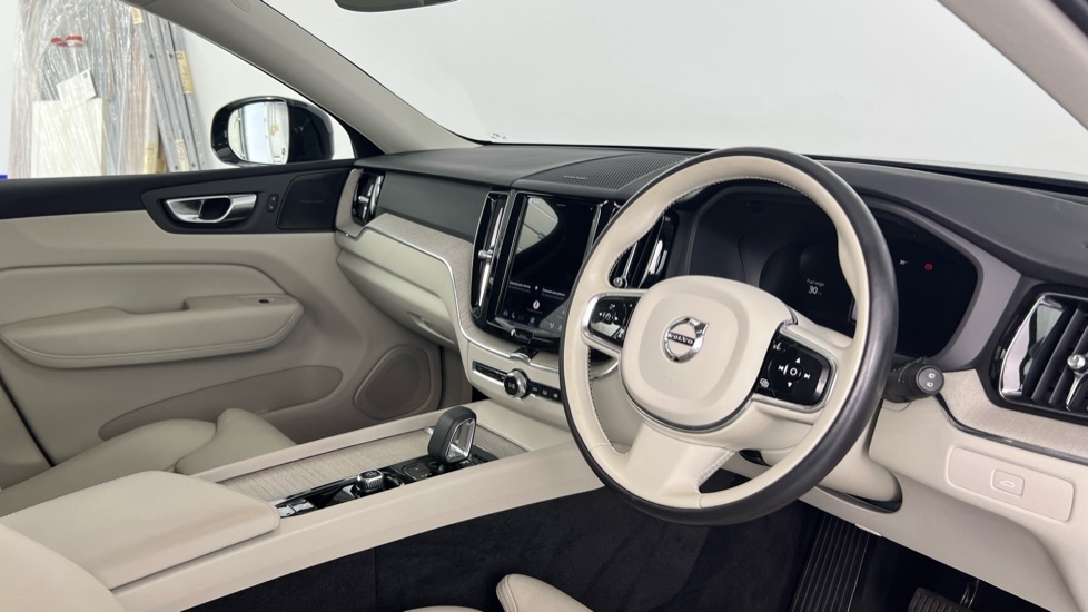 Volvo XC60 Plus, B4 Mild Hybrid, Dark AY23FSV Black #4