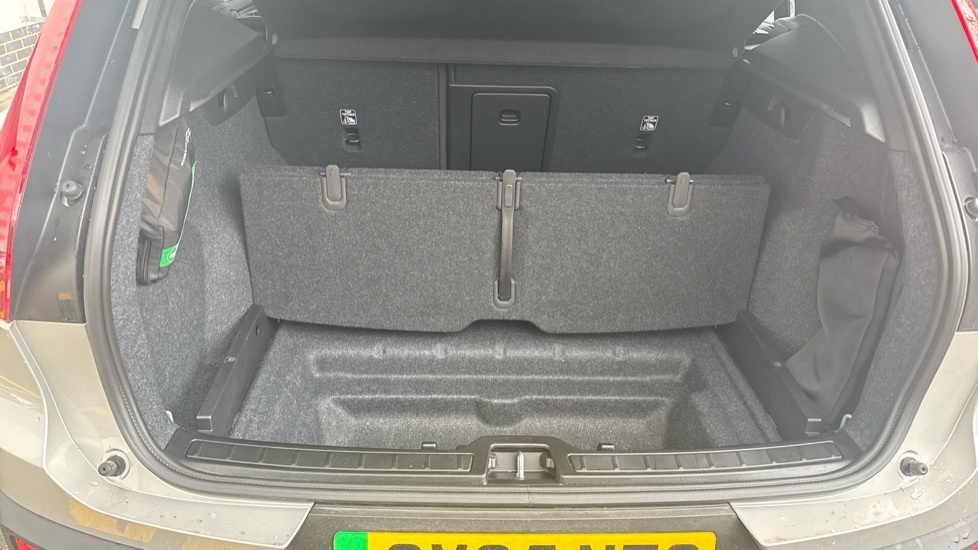 Volvo EX40 Plus Single Motor Extended Range White #16