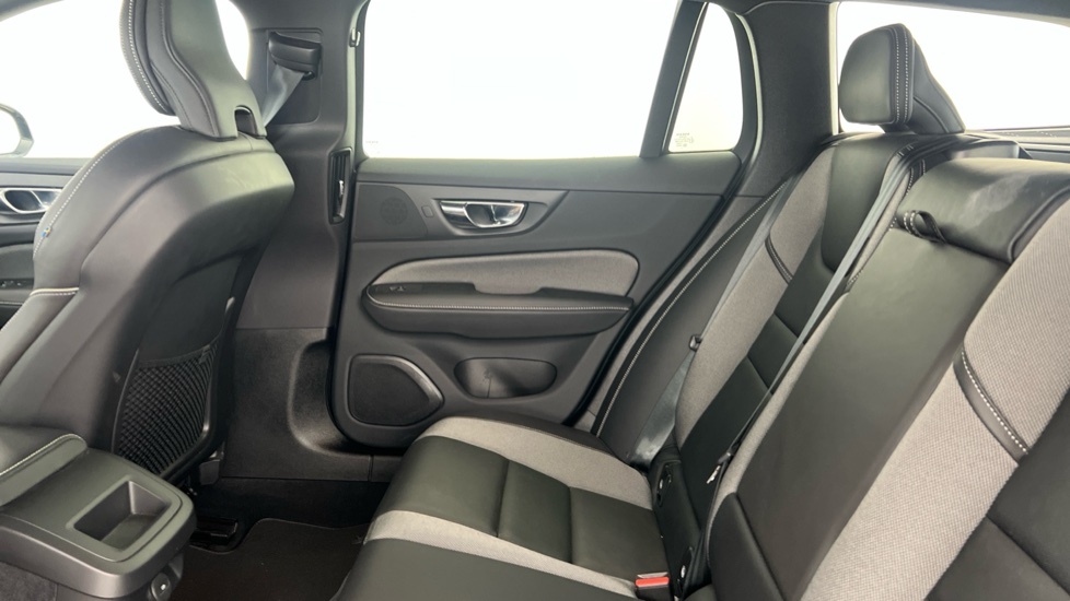 Volvo V60 B3 Momentum Mhev Black #7