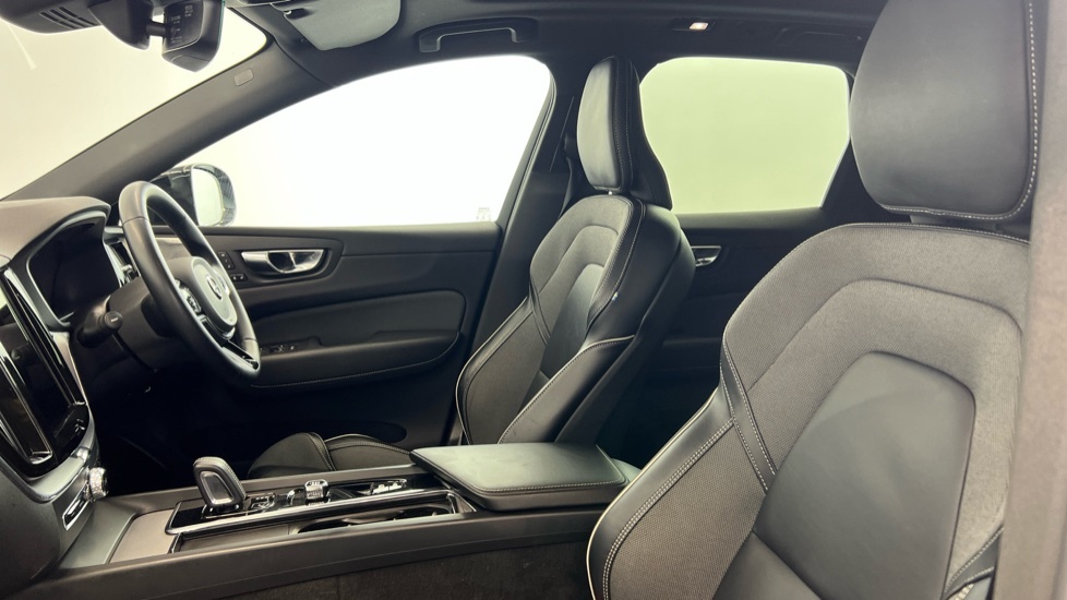 Volvo XC60 R Design Black #37
