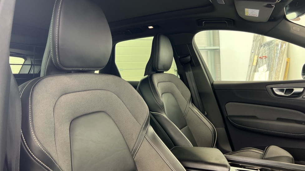 Volvo XC60 R Design Black #30