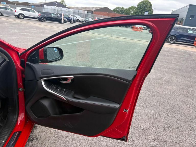 Volvo V40 T2 122 R Design Nav Plus #13