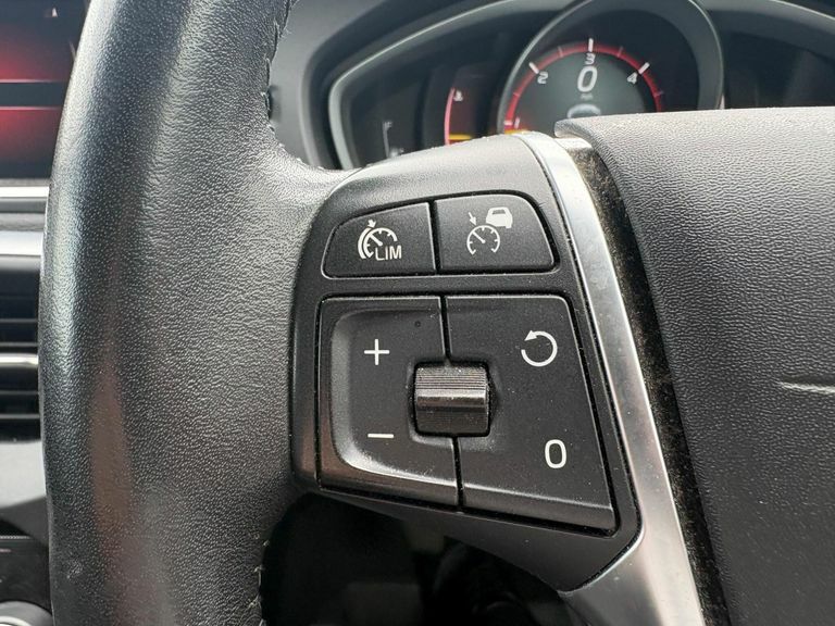 Volvo V40 T2 122 R Design Nav Plus #23