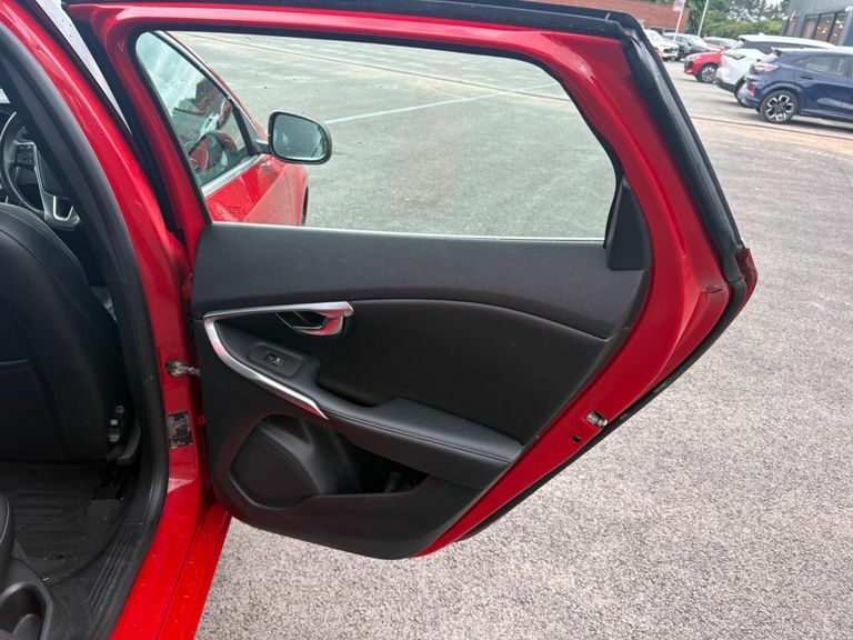 Volvo V40 T2 122 R Design Nav Plus #9