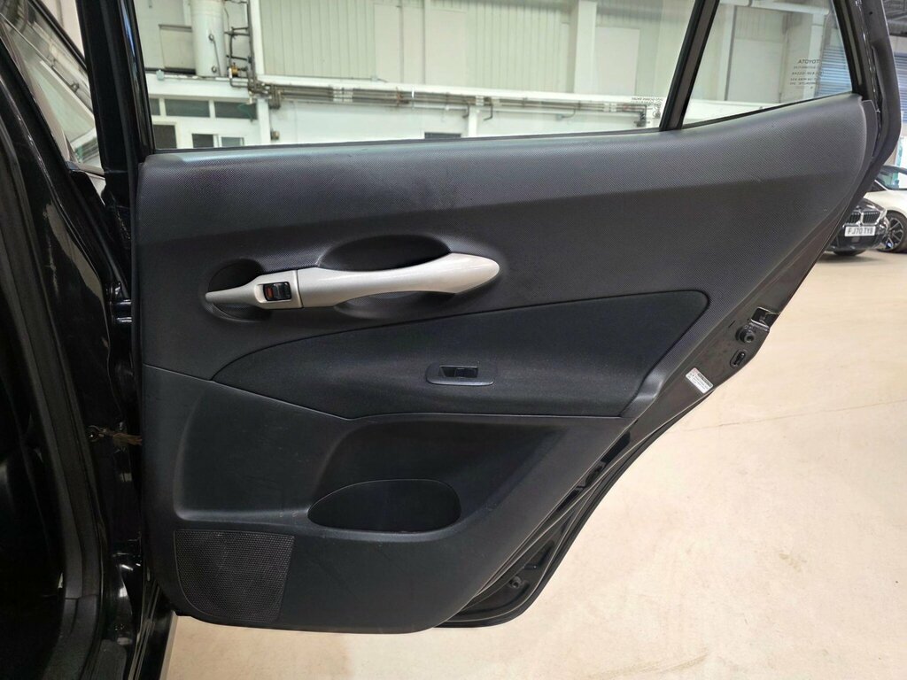 Toyota Auris Hatchback Black #16