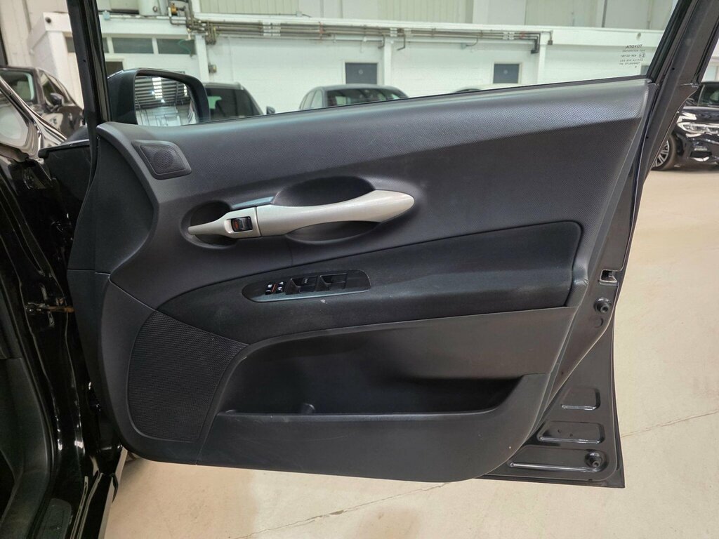 Toyota Auris Hatchback Black #9