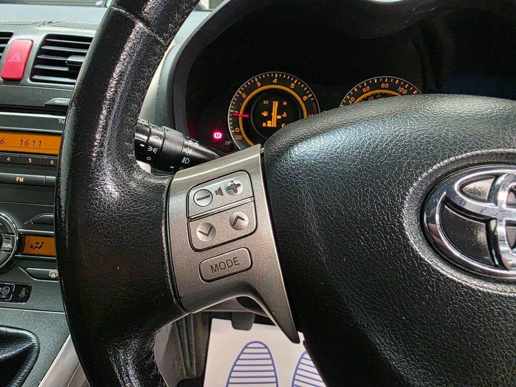 Toyota Auris Hatchback Black #13