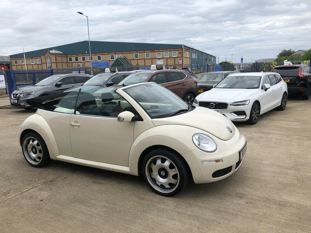 Volkswagen Beetle Convertible 1.6 2010 Beige #2