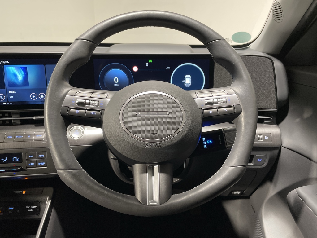Hyundai Kona Hatchback White #34