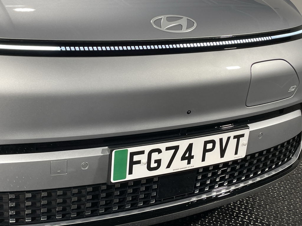 Hyundai Kona Hatchback White #9
