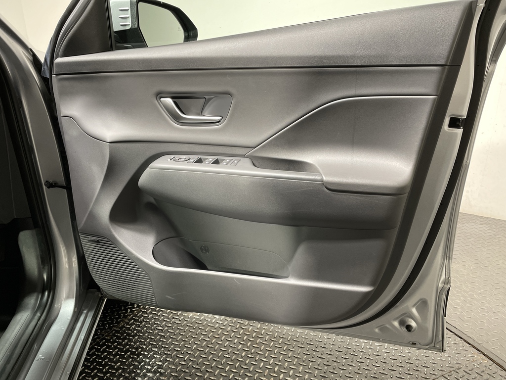 Hyundai Kona Hatchback White #35