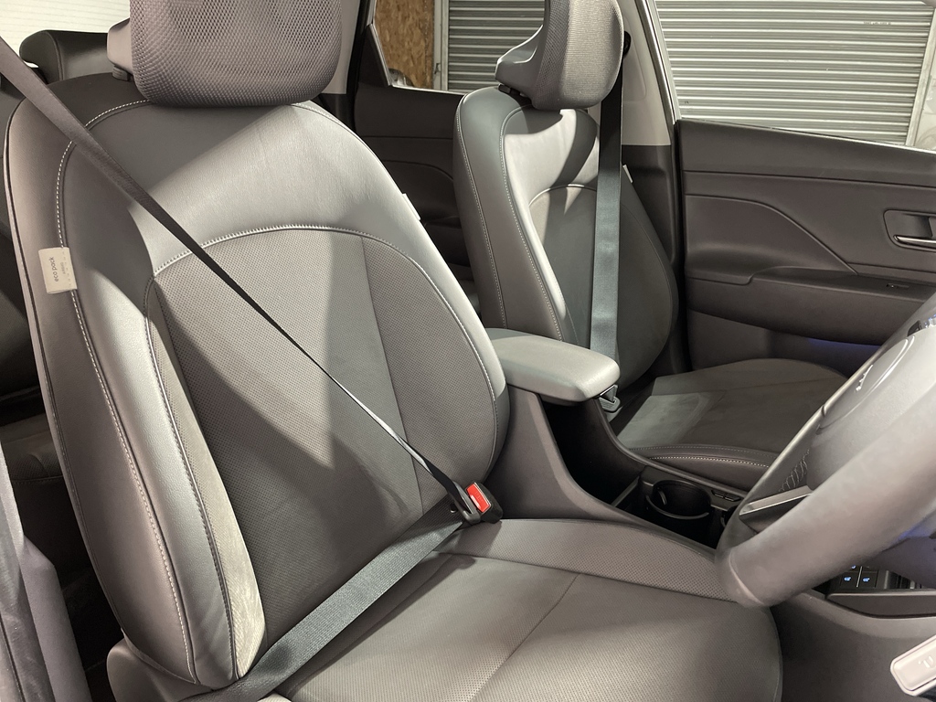 Hyundai Kona Hatchback White #38