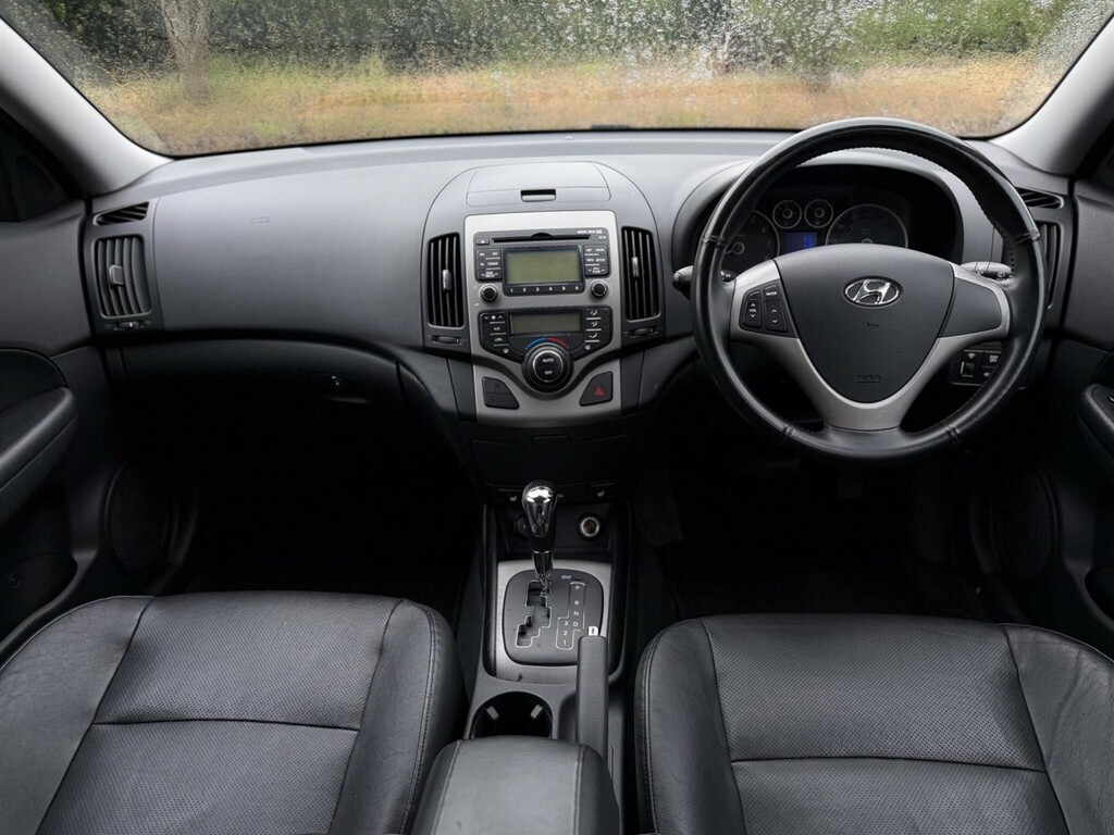 Hyundai I30 1.6 Comfort Hatchback Red #2