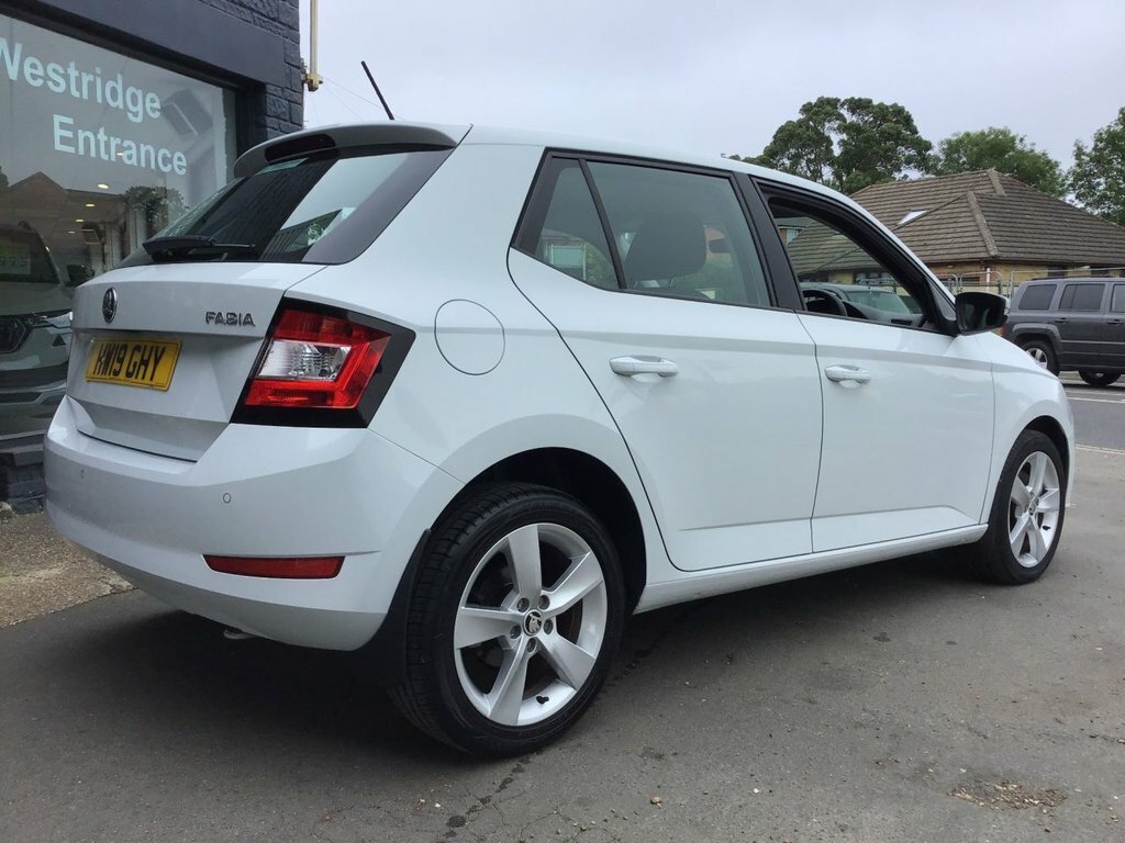 Skoda Fabia Tsi Se L Hatchback White #4