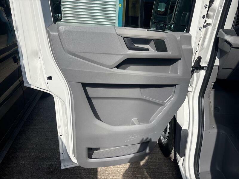 Volkswagen Crafter Cr35 Panel Van Commerce Plus Mwb 140 Ps 2.0 Tdi 6S White #63