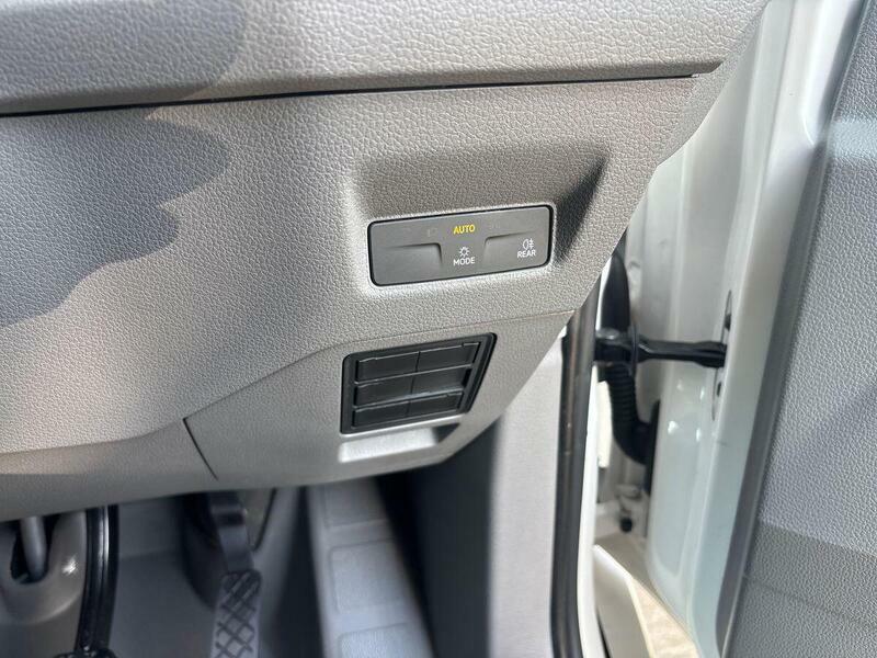 Volkswagen Crafter Cr35 Panel Van Commerce Plus Mwb 140 Ps 2.0 Tdi 6S White #34