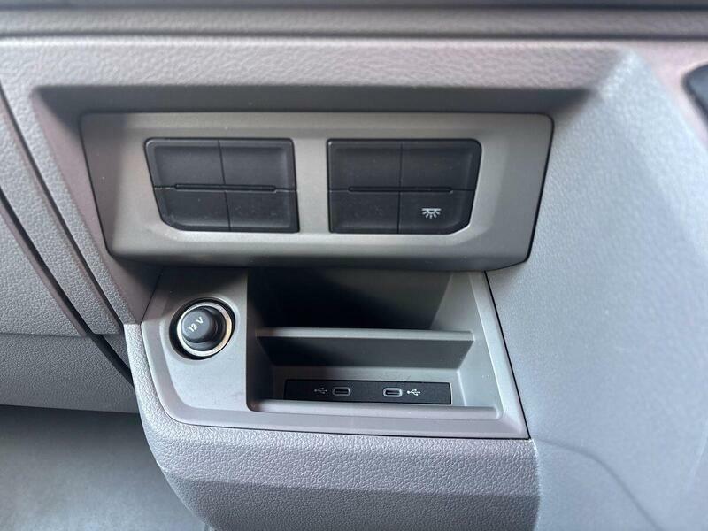 Volkswagen Crafter Cr35 Panel Van Commerce Plus Mwb 140 Ps 2.0 Tdi 6S White #45