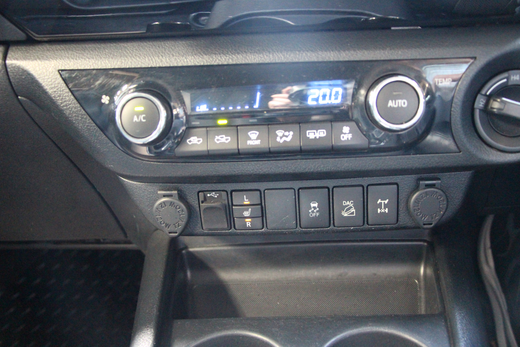 Toyota HILUX Active 4X4 D-4d Dcb White #32