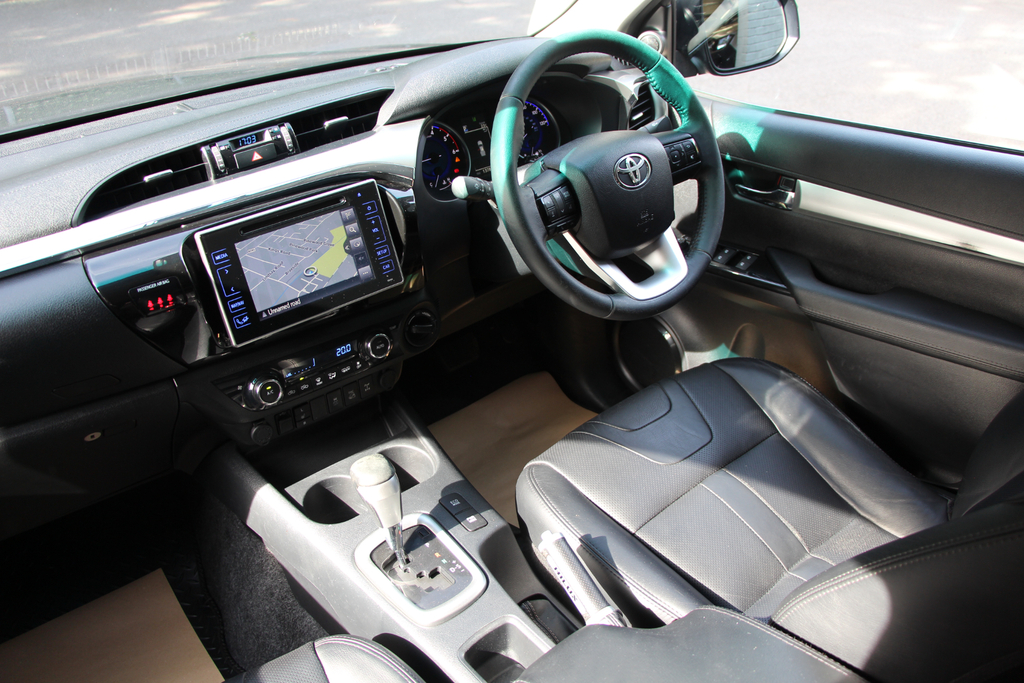 Toyota HILUX Active 4X4 D-4d Dcb White #21