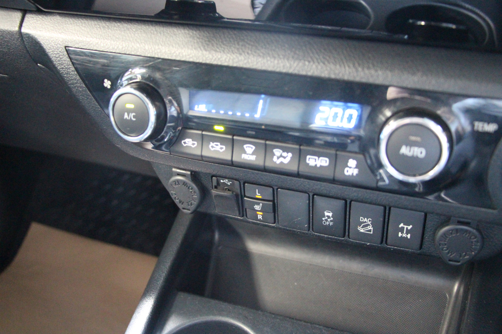 Toyota HILUX Active 4X4 D-4d Dcb White #31